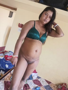 Desi aunty  bhabhi hot desi