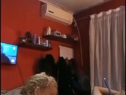 Cuando me aburro juego con una verga, la que tenga a mano de quien sea, como el electricista.