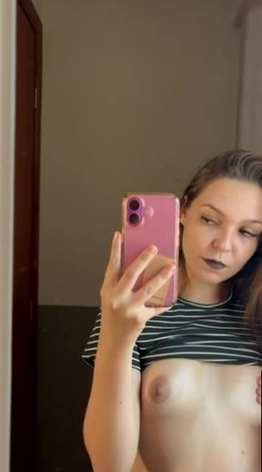 Amateur onlyfan shows off her tits