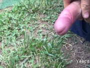 Mi faccio una sega veloce all'aperto e sborro per terra