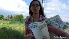 Public Sex Cash überzeugt schlanke Schönheit, ihre Muschi auf den Schwanz des Sexen zu hüpfen