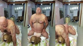 novinha quer que o velho va por cima dela