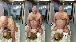 novinha quer que o velho va por cima dela