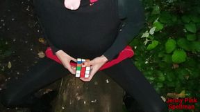 Sexy parodia Sabrina Spellman, risolve il cubo di Rubik mentre fa un pompino nel bosco! Jenny Pink