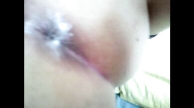 Čubička si musí hrát s prdelkou a kartáčkem na zuby