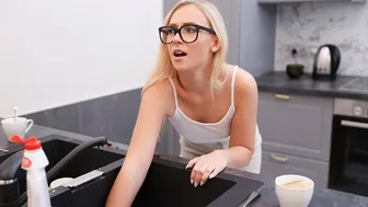 Blonde hottie Jenny Wild gets stuck and fucked in the kitchen