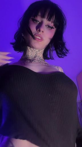 Amateur onlyfan shows off her big ass and tits