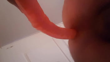 un autre jouet plus grand je m enfile 27 cms de son double dong