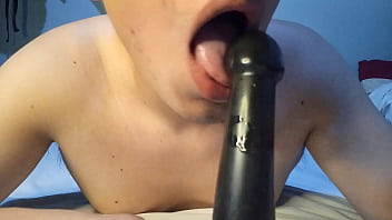 D&aacute_ndole mamada a enorme dildo mientras estoy caliente