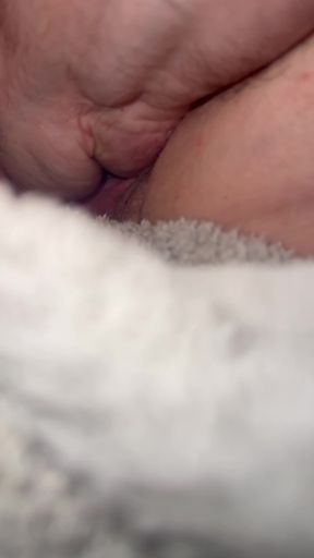 Real amateur girl enjoys fisting with a magic wand at home