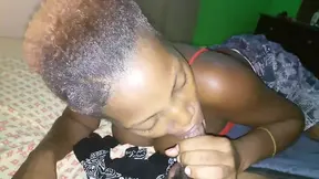 ebony MILF geeft de beste slordige pijpen aan een grote zwarte lul