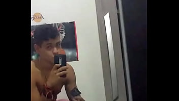 Garoto sensualizando com camisinha