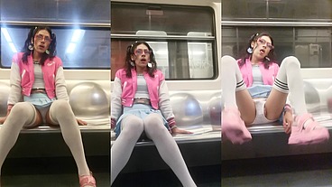 Hermosa femboy viajando en el metro, y mostrando las bragas a desconocidos