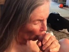 Lila le saca la leche a su pareja