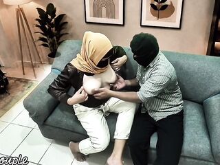 Teman kantor muslim berhijab dan bosnya untuk promosi jilat memek berbulu dan nyepong kontol dan ngentot memek becek