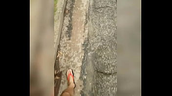 Mijando na rua e andando com o pau duro pra fora