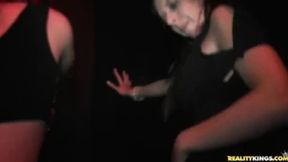 Nacktheit und Ficken in der VIP-Limousine