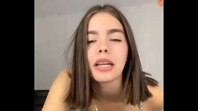 Novinha linda na live se exibindo