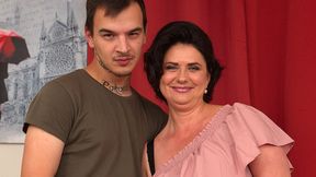 ”Bootylicious mommy is riding stepson on the couch”