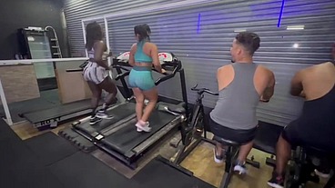 Duas gostosas levando ferro na academia