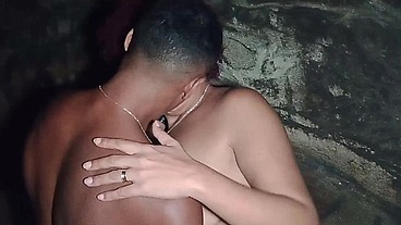 Sexo público arriscado na praia quase pego pela polícia