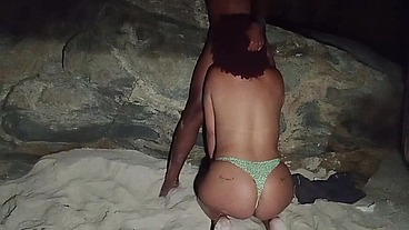 Sexo público arriscado na praia quase pego pela polícia