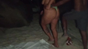 Sexo público arriscado na praia quase pego pela polícia