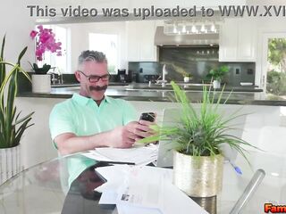 Lilith Grace send stepdad fotos of her hot feet and hawt body