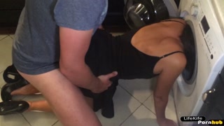ГЛУПАЯ СВОДНАЯ СЕСТРА ЗАСТРЯЛА В СТИРАЛЬНОЙ МАШИНЕ И БЫЛА ТРАХНУТА.КОНЧИЛ В ТРУСИКИ