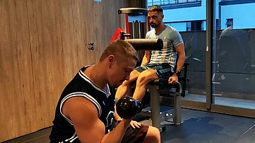 EN EL GYM SE CORRE EN MI CULO!! Estabamos cachondos en el gimnasio y mi entrenador me acompaña a casa...