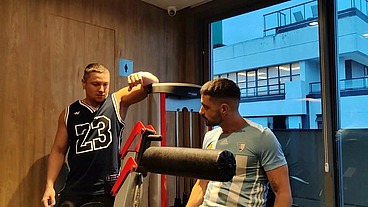 EN EL GYM SE CORRE EN MI CULO!! Estabamos cachondos en el gimnasio y mi entrenador me acompaña a casa...