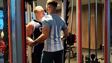 EN EL GYM SE CORRE EN MI CULO!! Estabamos cachondos en el gimnasio y mi entrenador me acompaña a casa...