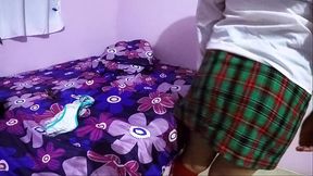 Cojiendo con mi vecino &iexcl_Mi vecino lleva semanas espiandome! Fui al ba&ntilde_o y lo encontre masturbandose en mi cama con mi ropa interior, descubre que eso me excita y asi me castiga