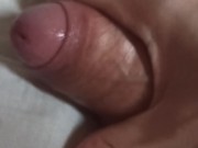Acordei e pau duro e gozei no travesseiro
