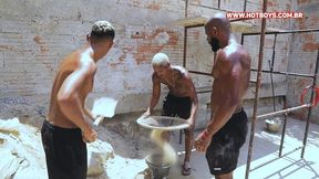 coroa tomando pirocada dos novinhos durante a obra