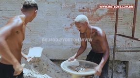 coroa tomando pirocada dos novinhos durante a obra