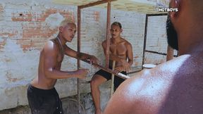 coroa tomando pirocada dos novinhos durante a obra