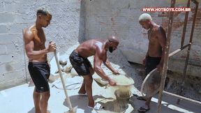 coroa tomando pirocada dos novinhos durante a obra