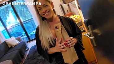 Entregador faz anal loira linda na hora da entrega goza no cuzinho dela - POV