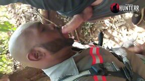 parei pra mijar e acabei chupando um motoqueiro no mato