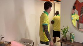 depois do jogo, levamos o gringo pra casa e fizemos uma dp nele.