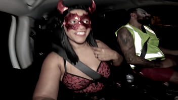 Ela voltou da festa de Halloween toda arrombadinha e gozadinha