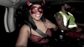 Ela voltou da festa de Halloween toda arrombadinha e gozadinha