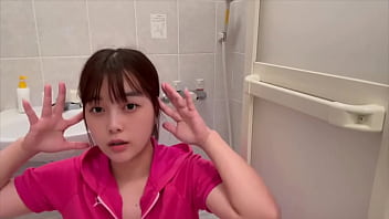 【素人女子大生のオナニー】チンカスがついてるイカ臭いおちんちんが好きです。舐めてみたい...