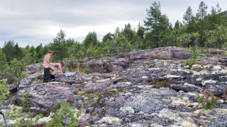 Sex sex på sten, smuk pige i naturen