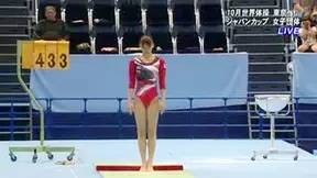Chica asiática atlética muestra increíbles habilidades acrobáticas