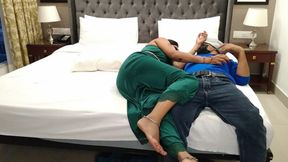 Sautele bade ke sath so gyi raat ko phir ne mujhe pel diya