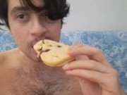 La gioia nel porno italiano twink masturba il biscotto di cioccolato