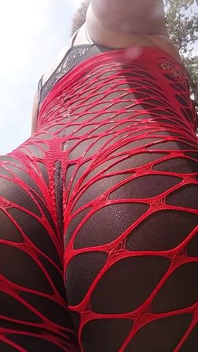 Knky Bee: Slo-mo Twerking in Red Nets Outside