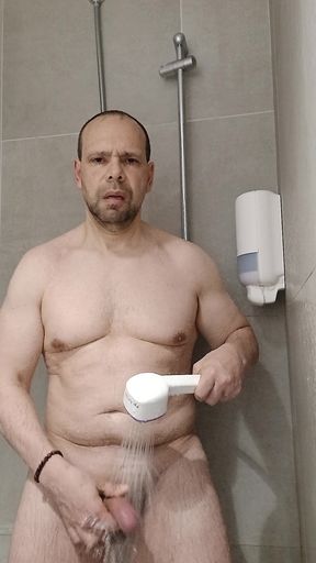 I cum with a powerful jet of water in the shower